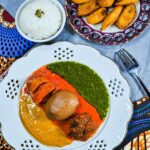 Sopa Ewedu servida con arroz, plátanos y Amala.