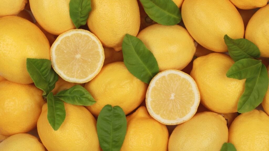 How Much Juice Is In A Lemon And In Half A Lemon?