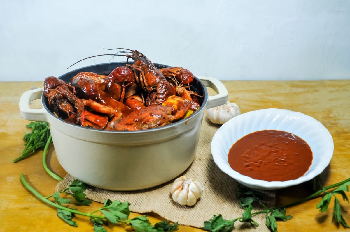 https://keeshaskitchen.com/wp-content/uploads/2023/03/Boiling-Crabs-Whole-ShaBang-Sauce-and-seafood.jpg