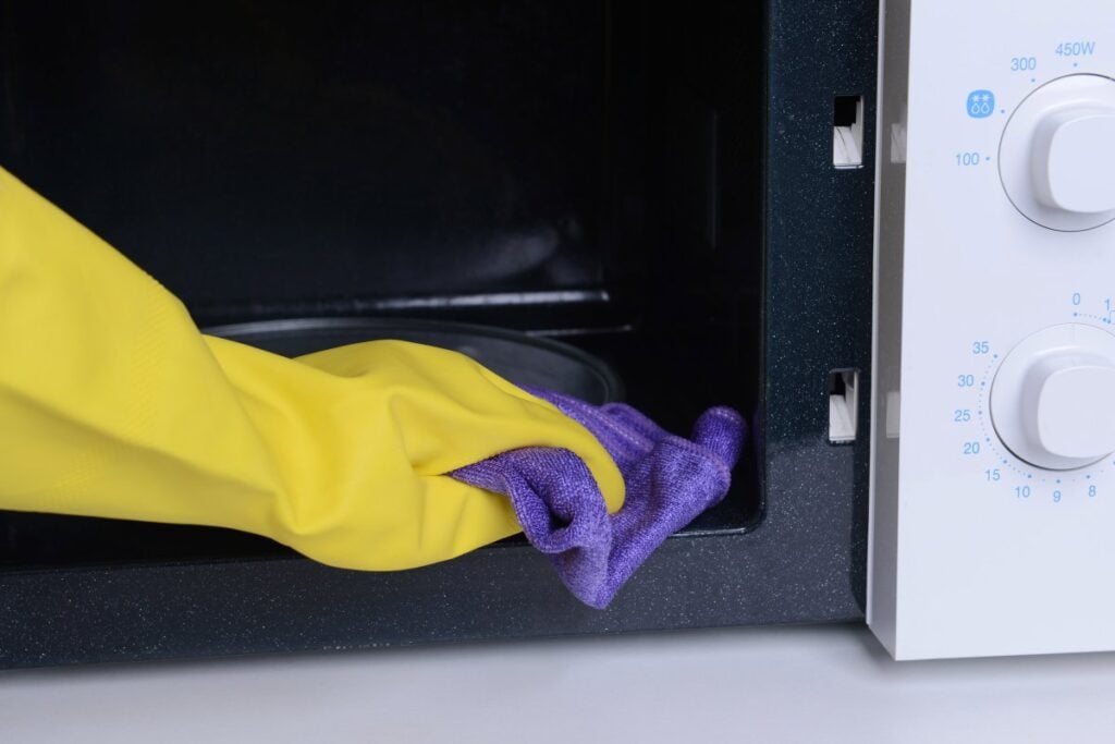 Best StepbyStep Guide to Cleaning Your Microwave with Vinegar
