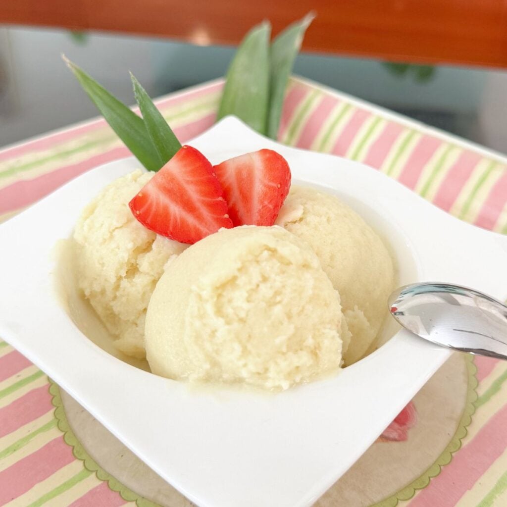 Sorbete de pi&ntilde;a caramelizada.