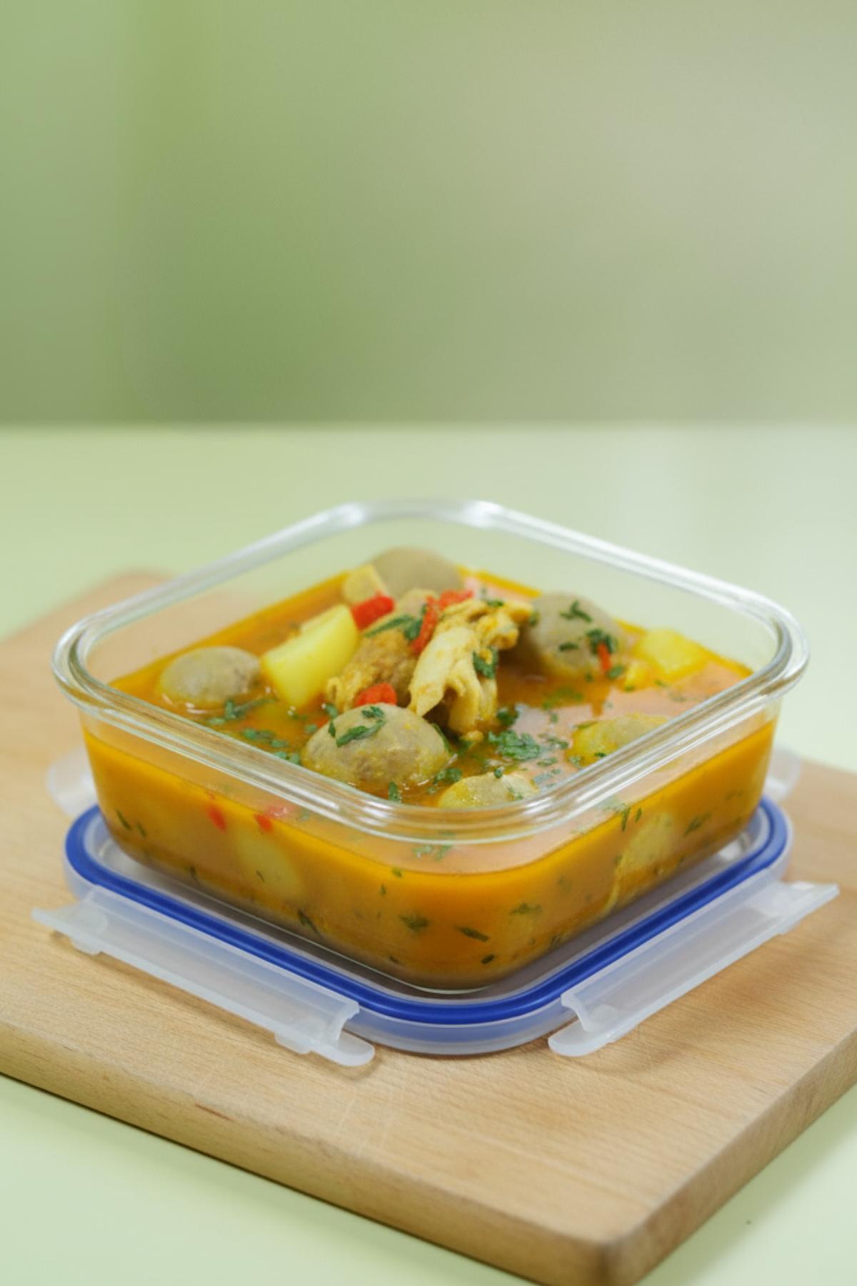 Sopa de Albóndigas de Pollo stored in an airtight container.